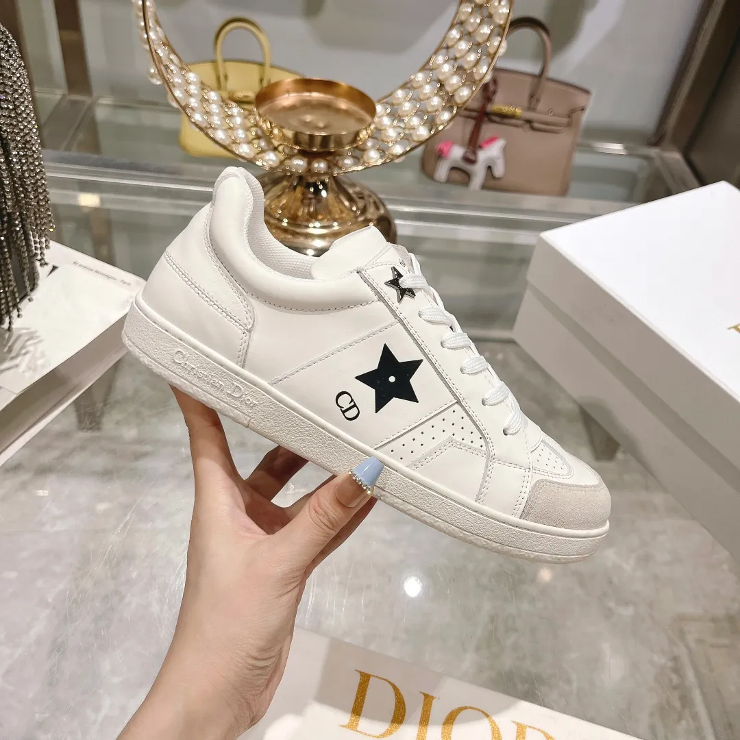 👟👟Ex-factory price 560👟👟Dior2024 new white shoes, Dior Dior Star women's sports shoes, very light summer white shoes. The upper is carefully made of imported suede, decorated with tonal suede panels, metal stars decorate the lace eyelets, and breathable mesh inside. The upper is punched and designed not to stuffy the feet. It is equipped with Christian Dior logo and thin soles. The thick sole is suitable for all seasons! Size: 35-41 (40 and 41 are customized and cannot be returned or exchanged)